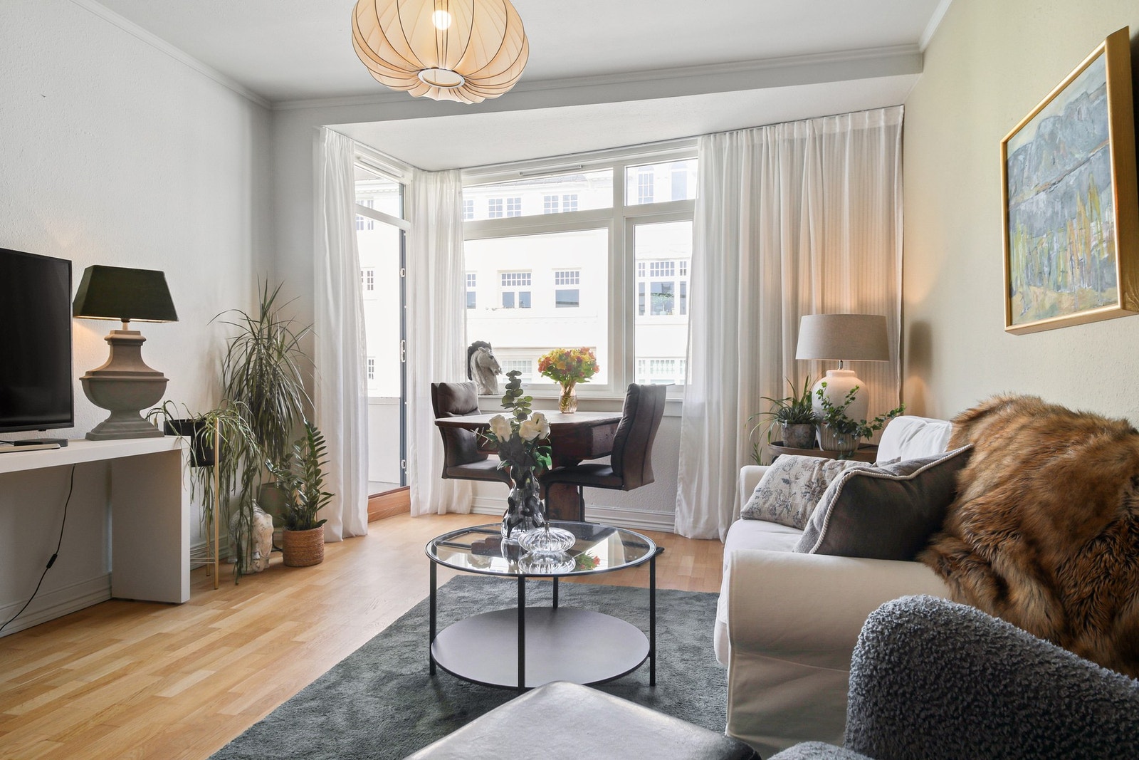 Fra stuen er det utgang til en flott balkong med plass for utemøblement og gode solforhold. Galleribilde