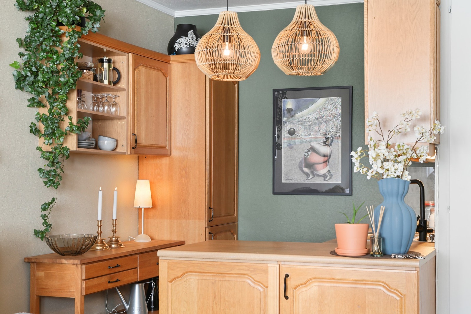 Romslig kjøkken i åpen løsning. Ny integrert stekeovn, induksjonstopp og kjøl/frys. Ny ventilator og frittstående oppvaskmaskin (2025). Galleribilde