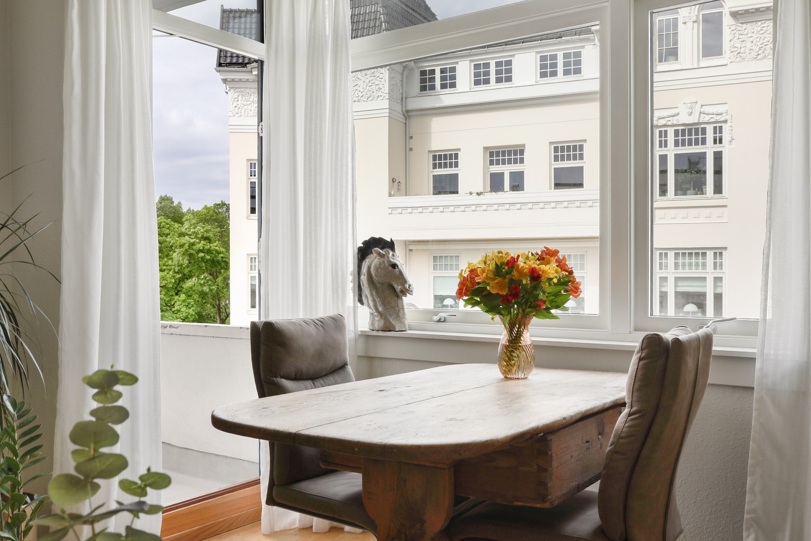 Direkte utgang til en høytliggende balkong - Her kan man kjenne på stemningen rundt de flotte gårdene midt på Frogner. Galleribilde