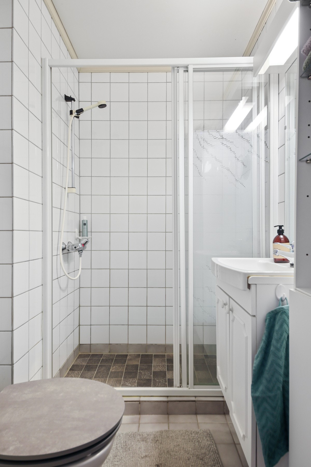 Eldre baderom med varmekabler. Galleribilde