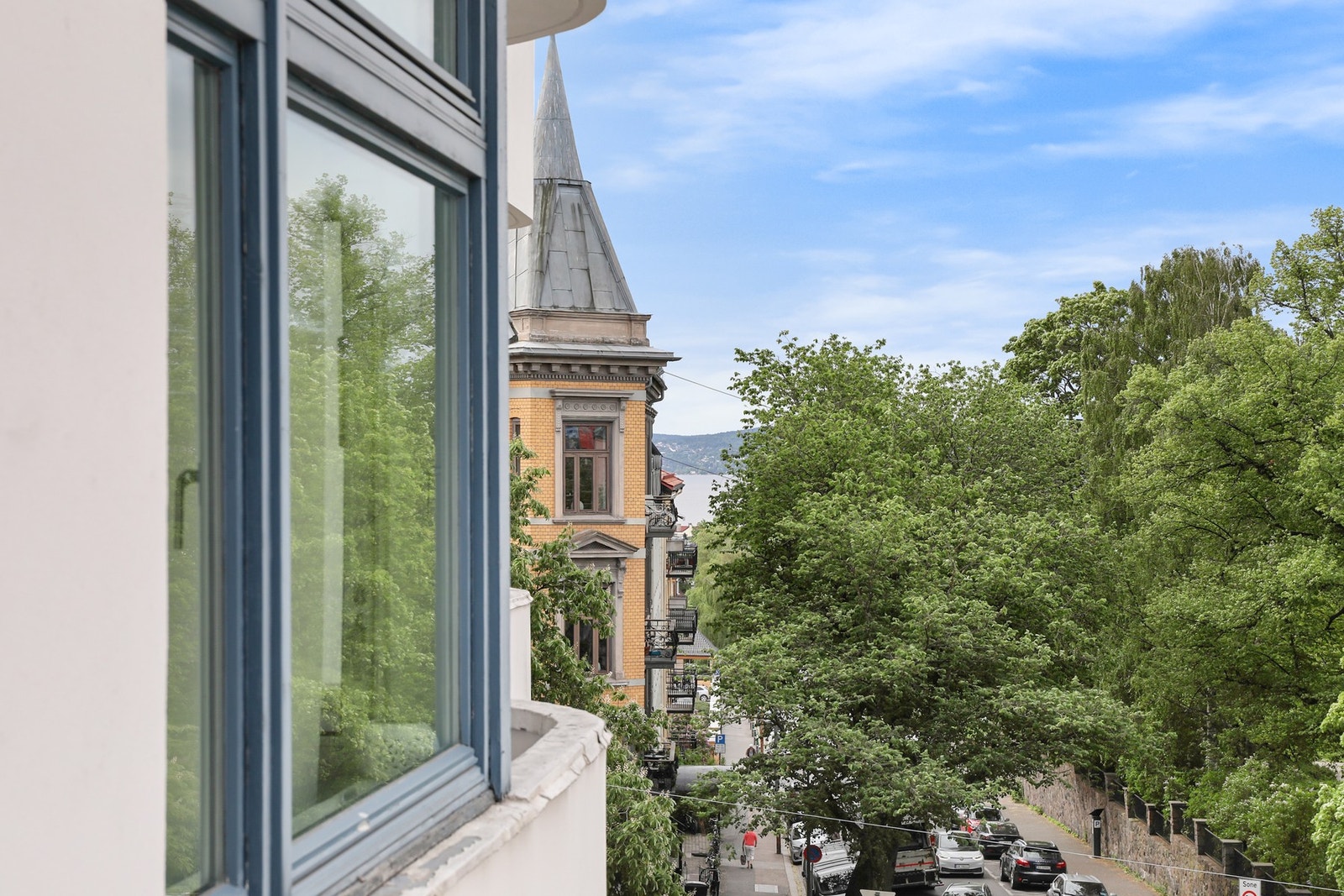 Leiligheten har god intern beliggenhet i 5. etasje med mye utsyn og nærmest null innsyn. Galleribilde