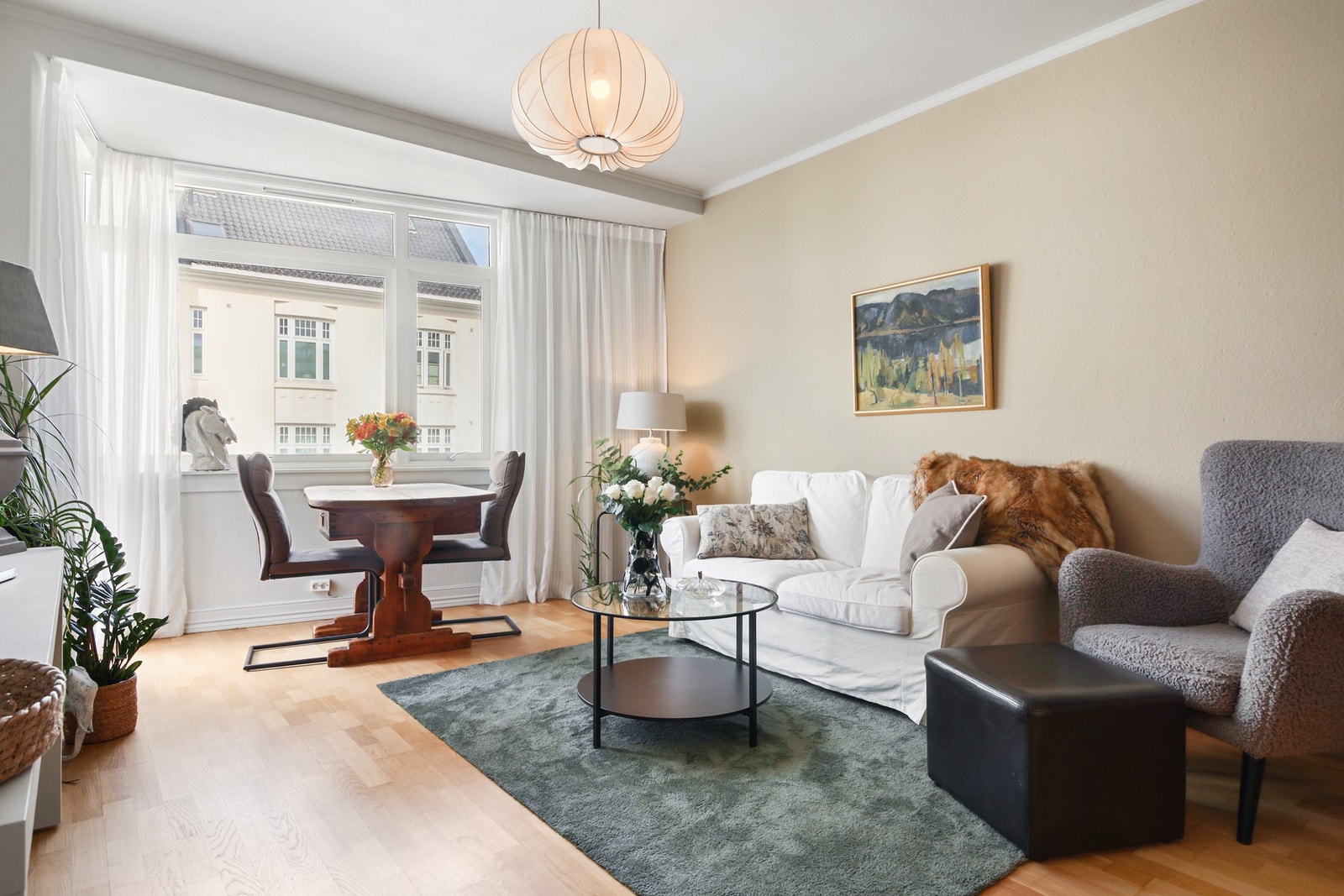 Nikolai Strickland har gleden av å presentere Frederik stangs gate 35. Tilbaketrukket og meget romslig 2-roms m/ solrik balkong. Galleribilde