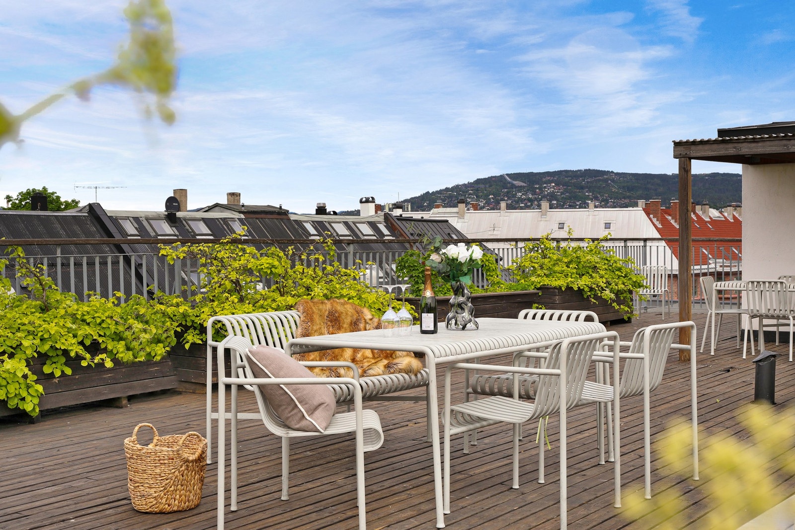 Her kan både 17- mai feiringen og nyttårs raketter oppleves! Galleribilde