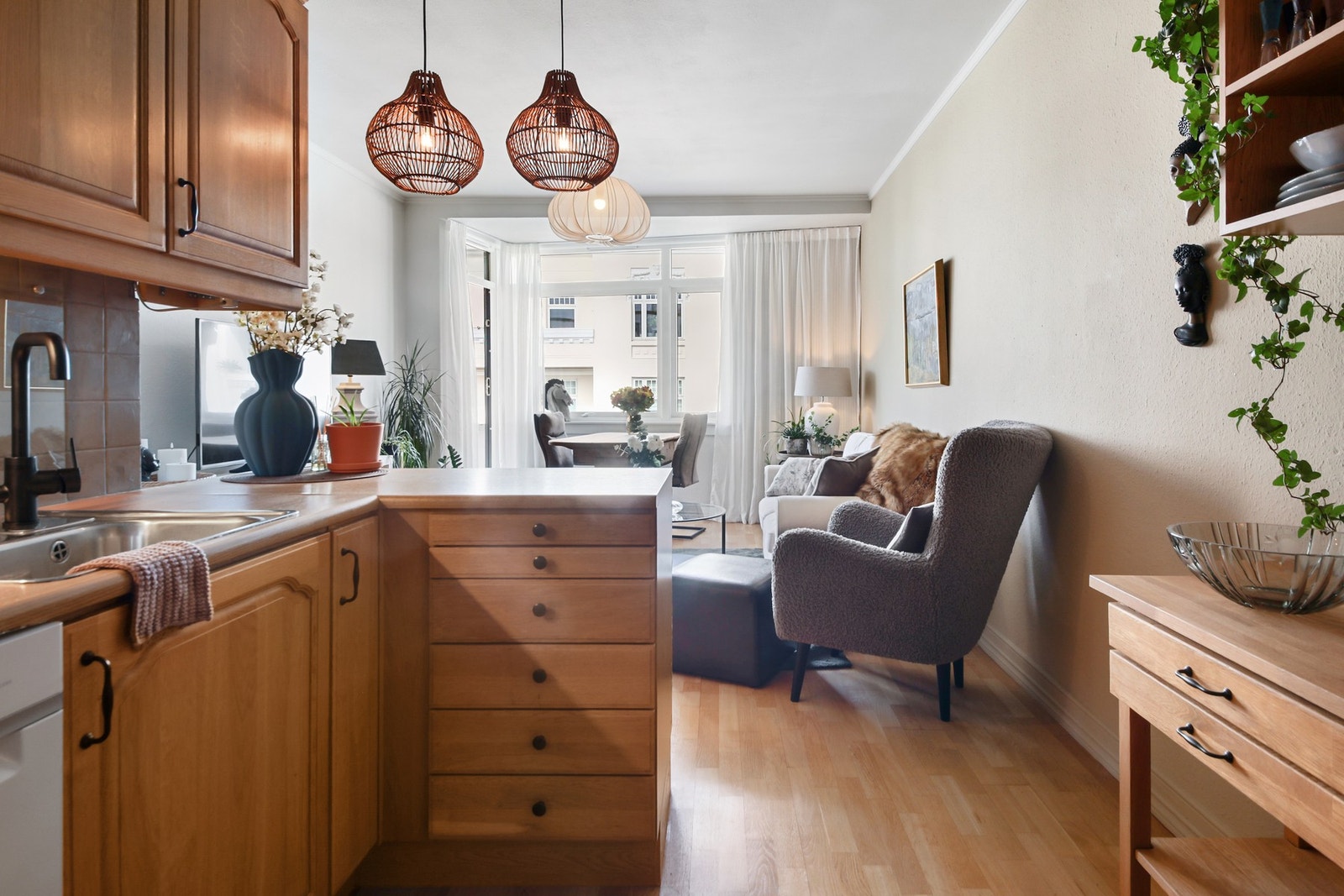 Rommet oppleves som lyst og luftig med god takhøyde og massevis av skap og benkeplass. Galleribilde