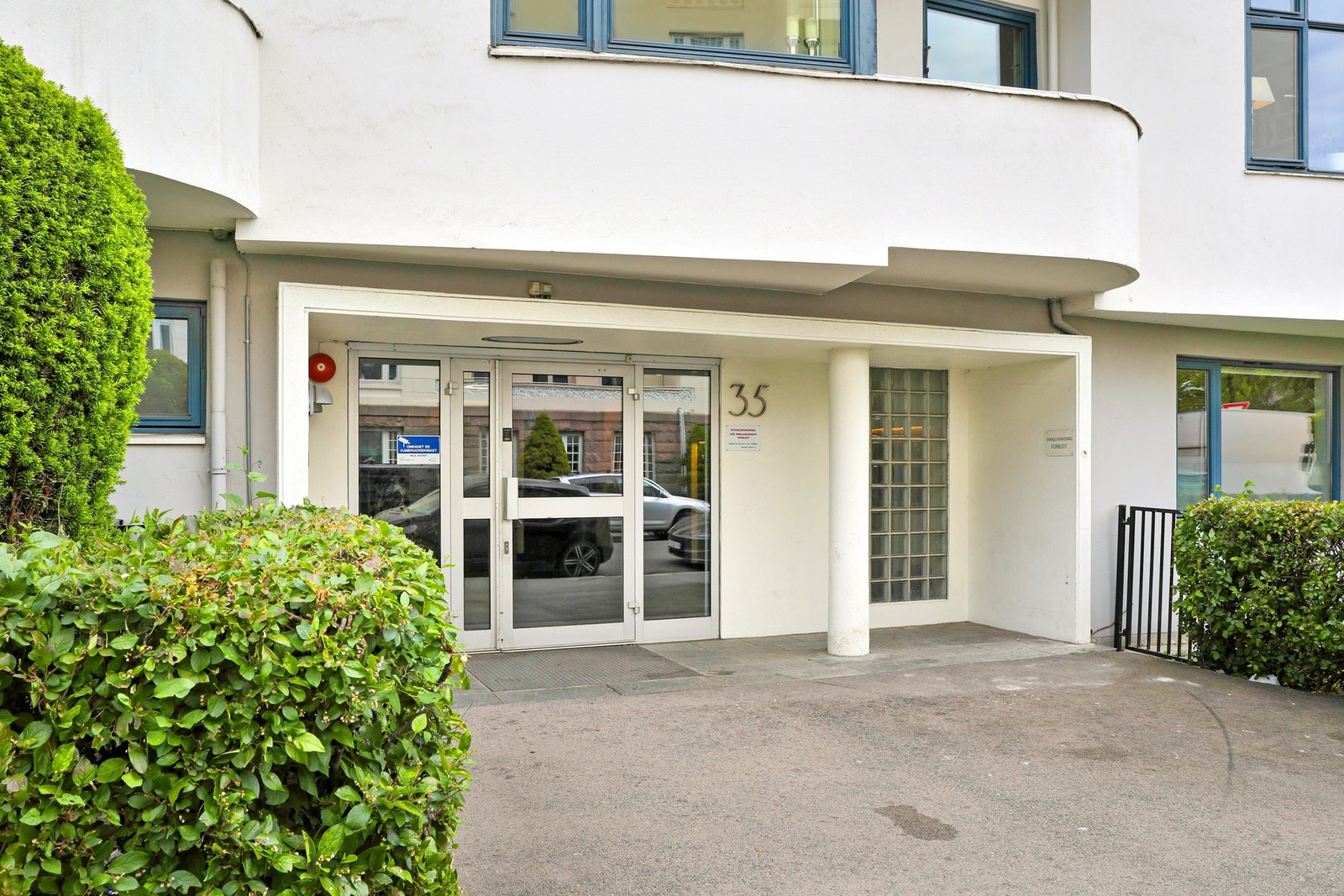 Fasaden sett utenfra. Galleribilde