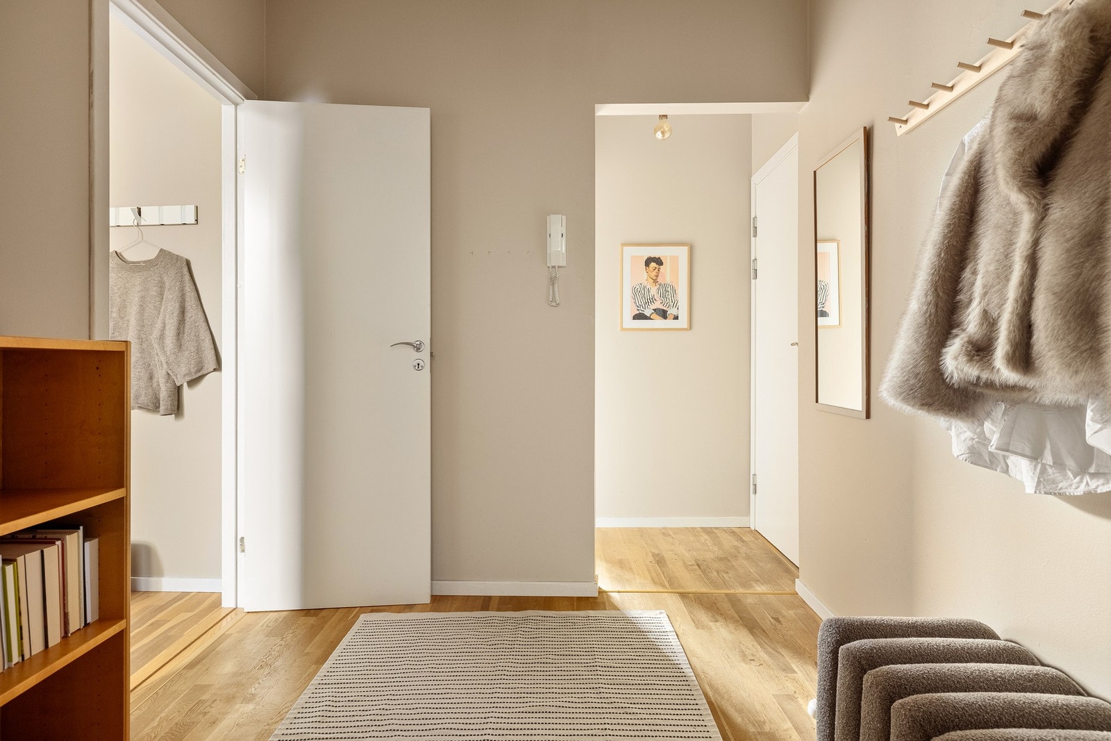3-stavs eikeparkett på gulv og malte flater gir et rent og moderne førsteinntrykk. Et naturlig knutepunkt med tilgang til boligens øvrige rom. Galleribilde