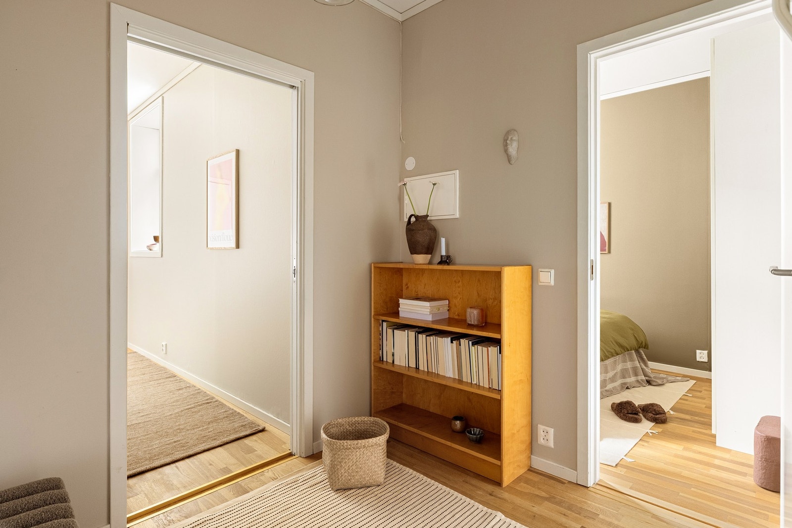 Velkommen inn i en lys og praktisk entré på 5,7 kvm med god plass til både sko og yttertøy. Galleribilde
