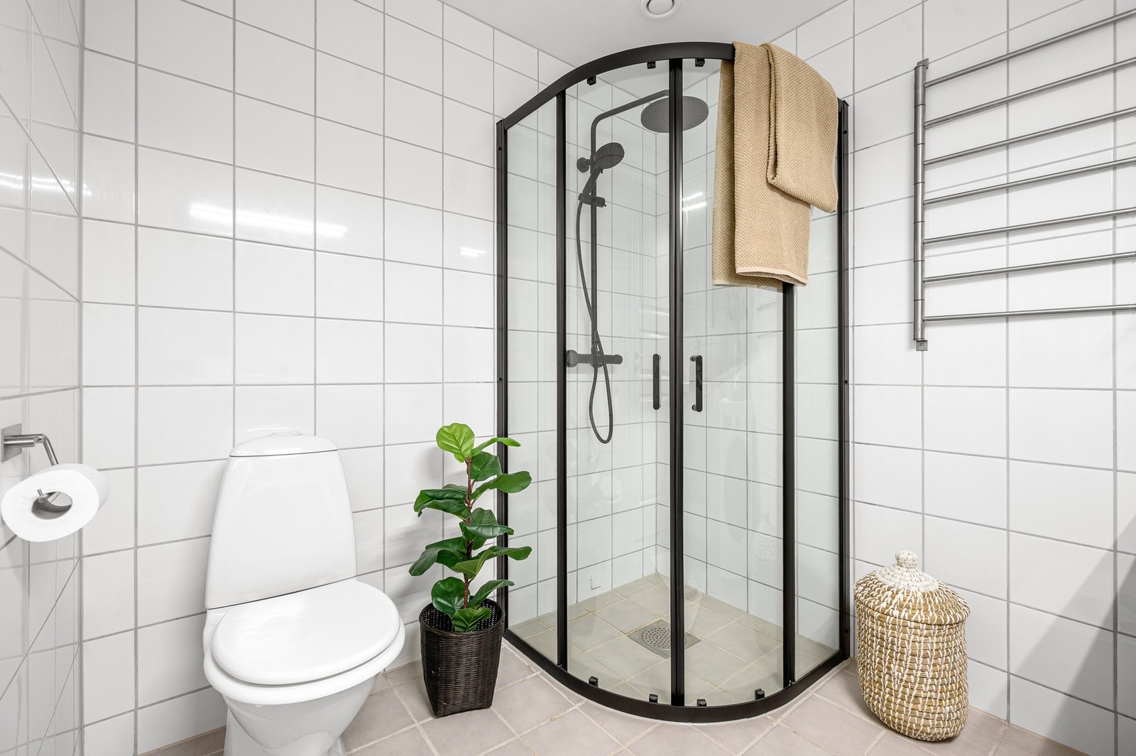 Rommet har mekanisk avtrekk med tilluftspalte under dørblad. Galleribilde