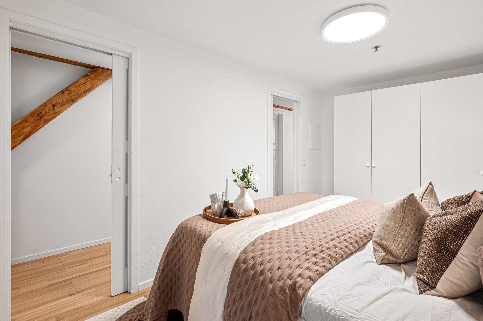 Praktisk skyvedør med adkomst til begge sider av sengen. Galleribilde