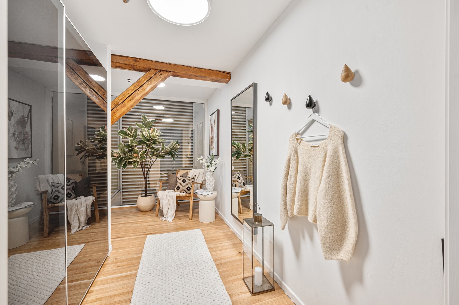 Romslig entré med egen skyvedørsgarderobe. Galleribilde