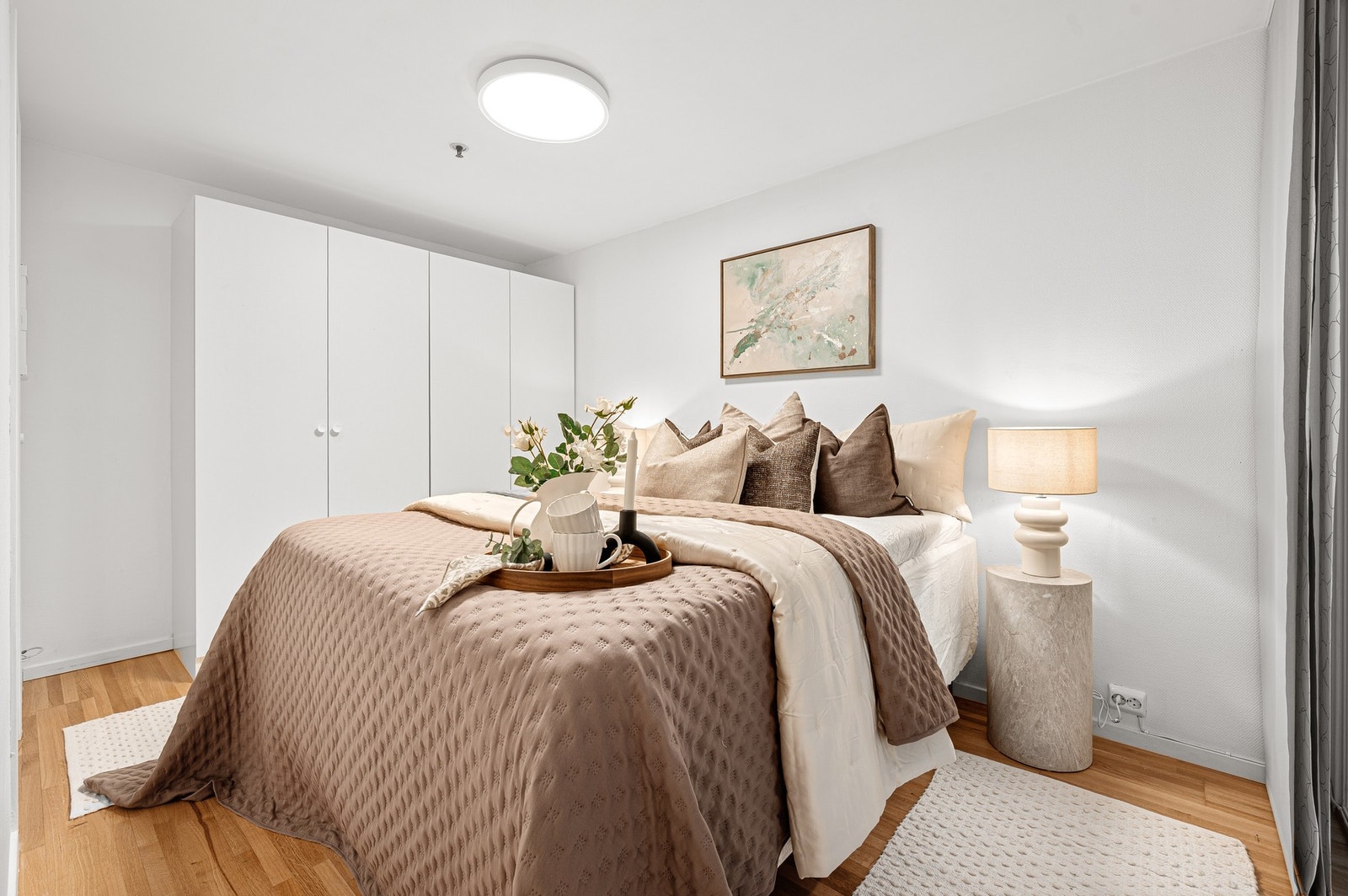 God plass til både dobbeltseng og garderobeskap. Galleribilde