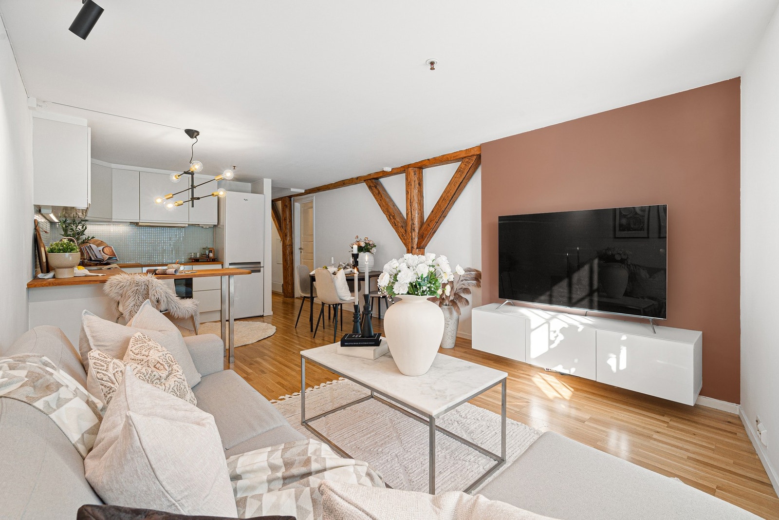 Praktisk åpen løsning mellom stua og kjøkkenet, som bidrar til en god romfølelse. Galleribilde