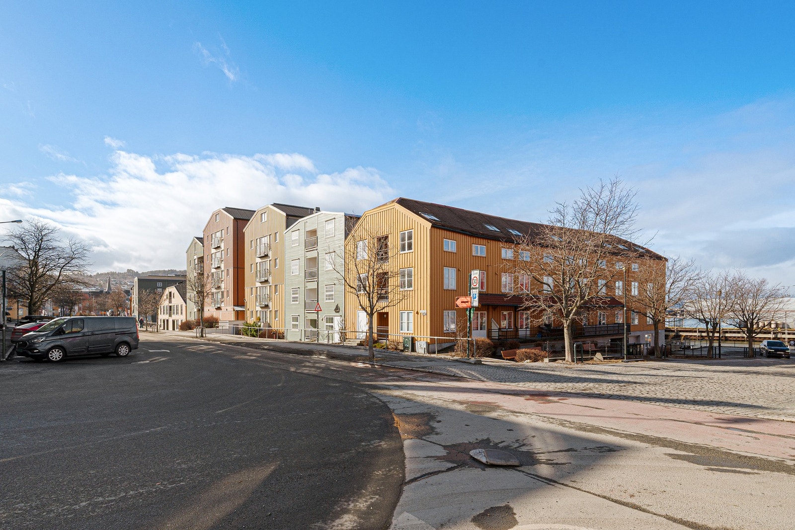 Fasadebilde - Fra leiligheten er det gangavstand til bykjernen i Trondheim. Her finnes "alt" av servicefunksjoner man behøver i det daglige. Galleribilde