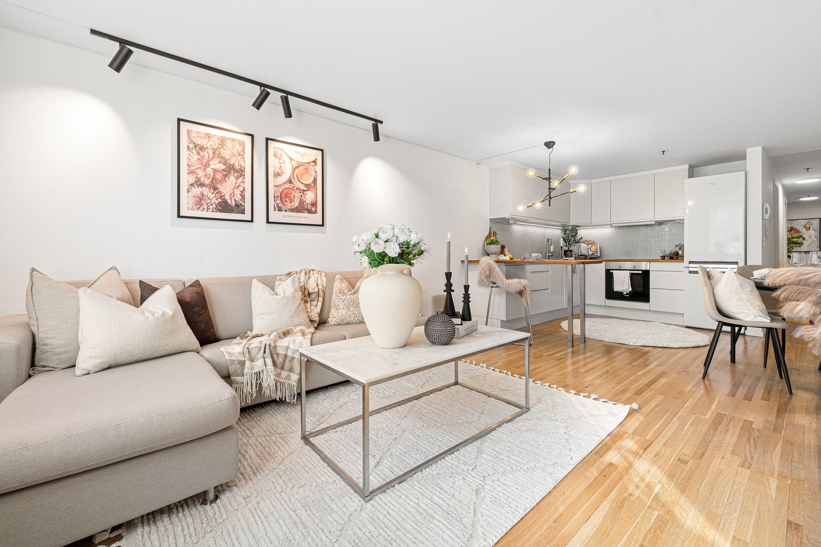 EiendomsMegler 1 v/Martin Mitani har gleden av å presentere en innbydende 2-roms bryggeleilighet beliggende i Sandgata 14. Foto: Krokstad&Nervik Galleribilde