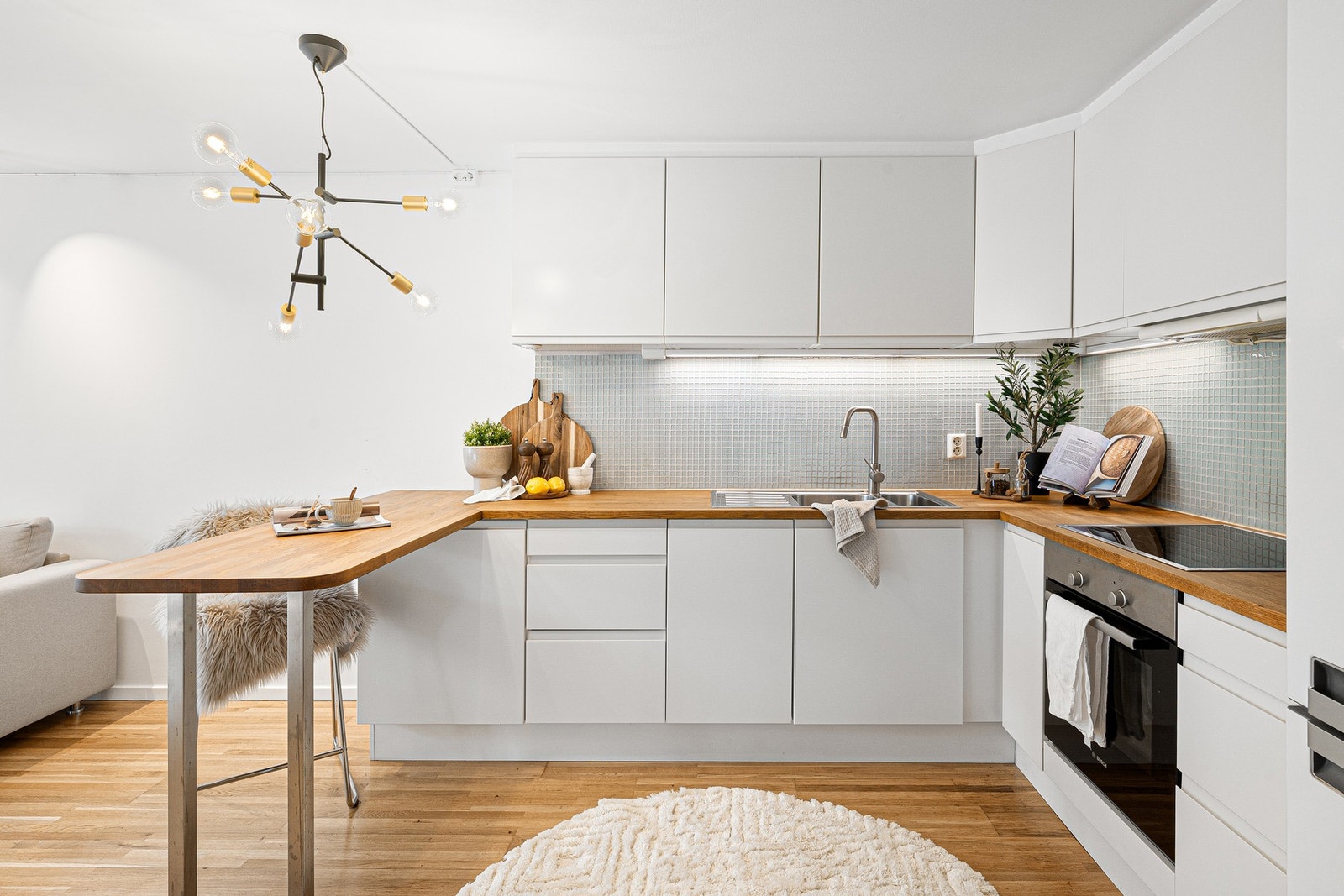 Tidsriktig kjøkken med integrerte hvitevarer. Galleribilde