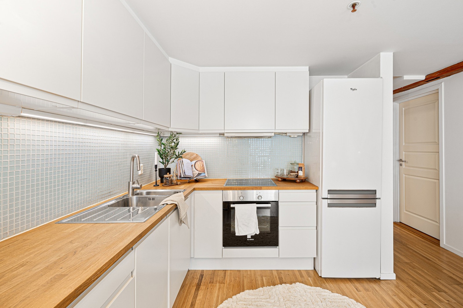 Rikelig med skap - og benkeplass. Galleribilde