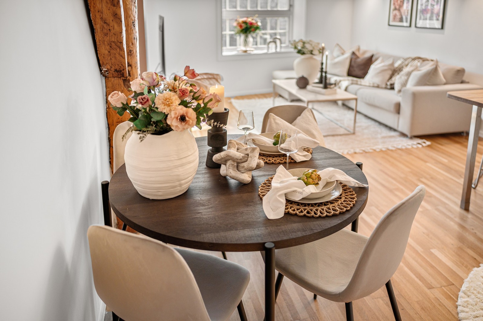 I overgang mellom stue og kjøkken, finner spisebordet sin naturlige plassering. Galleribilde