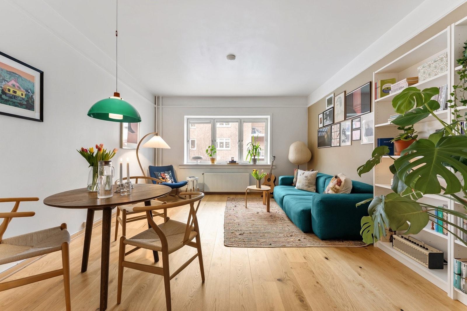 På gulv er det i stue/kjøkken lagt 1-stavs eikeparkett Galleribilde