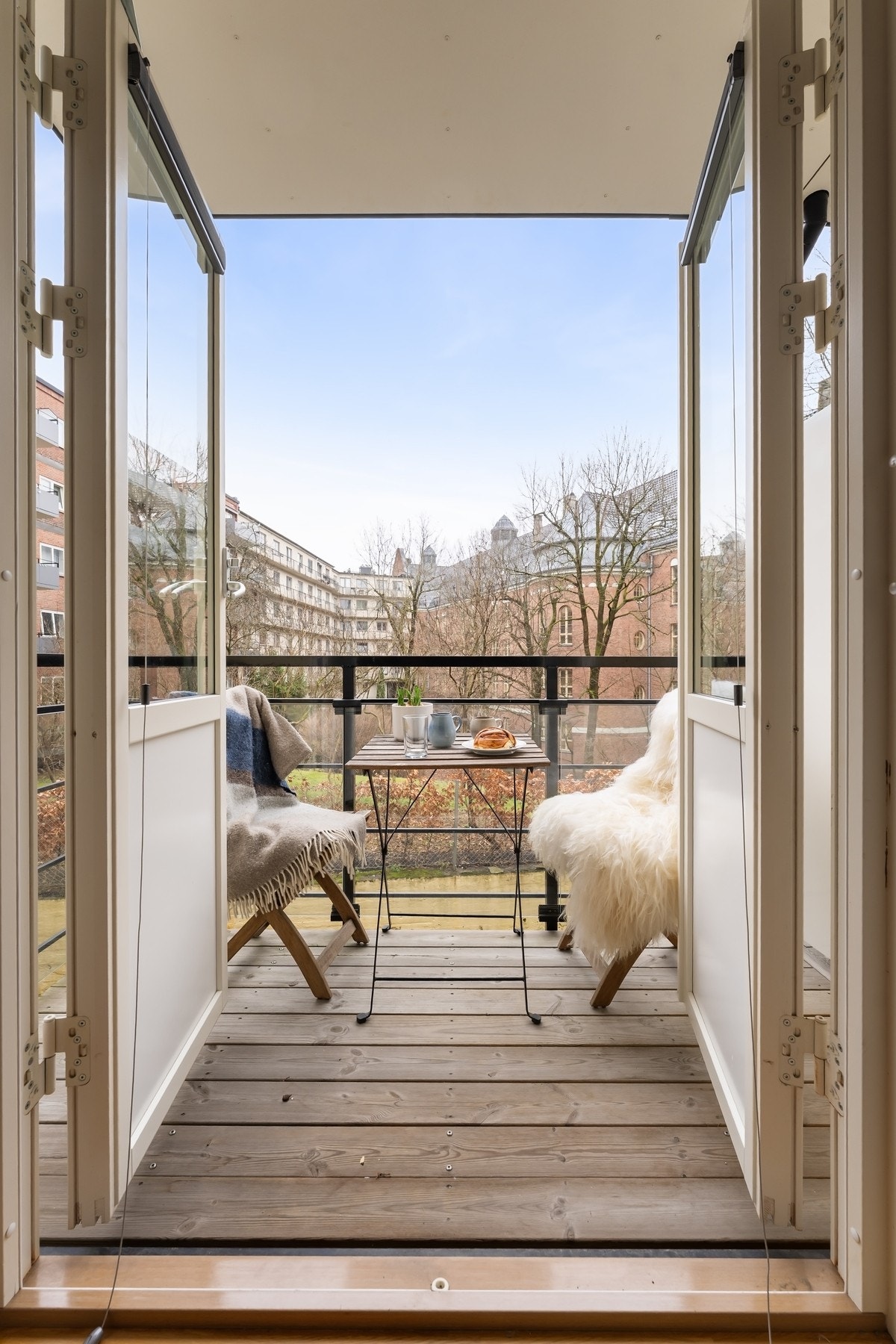 Tofløyet dør til balkongen med hyggelig utsikt mot bakgård Galleribilde