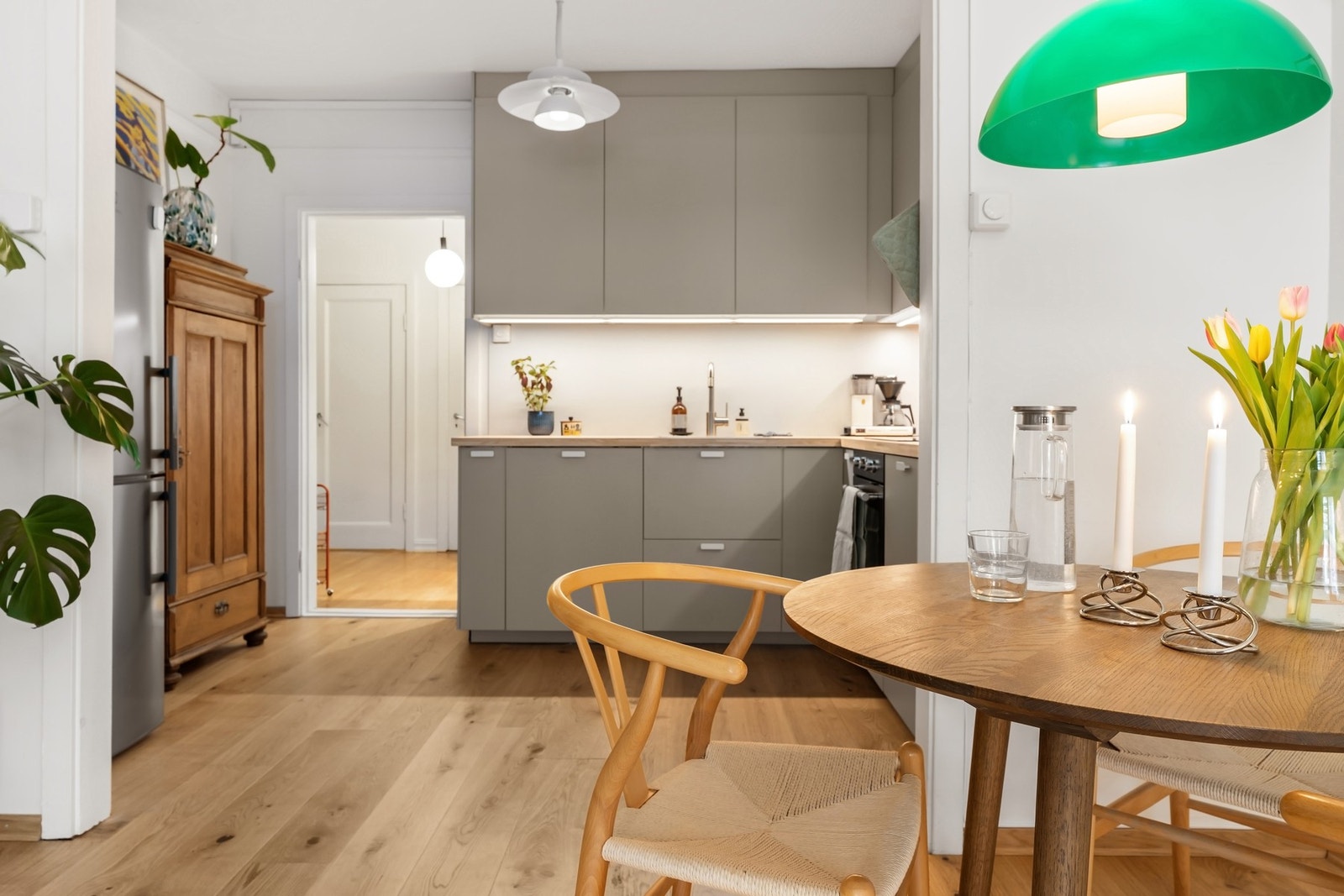 Kjøkken i åpen løsning mot stuen med stilren innredning fra 2024 Galleribilde