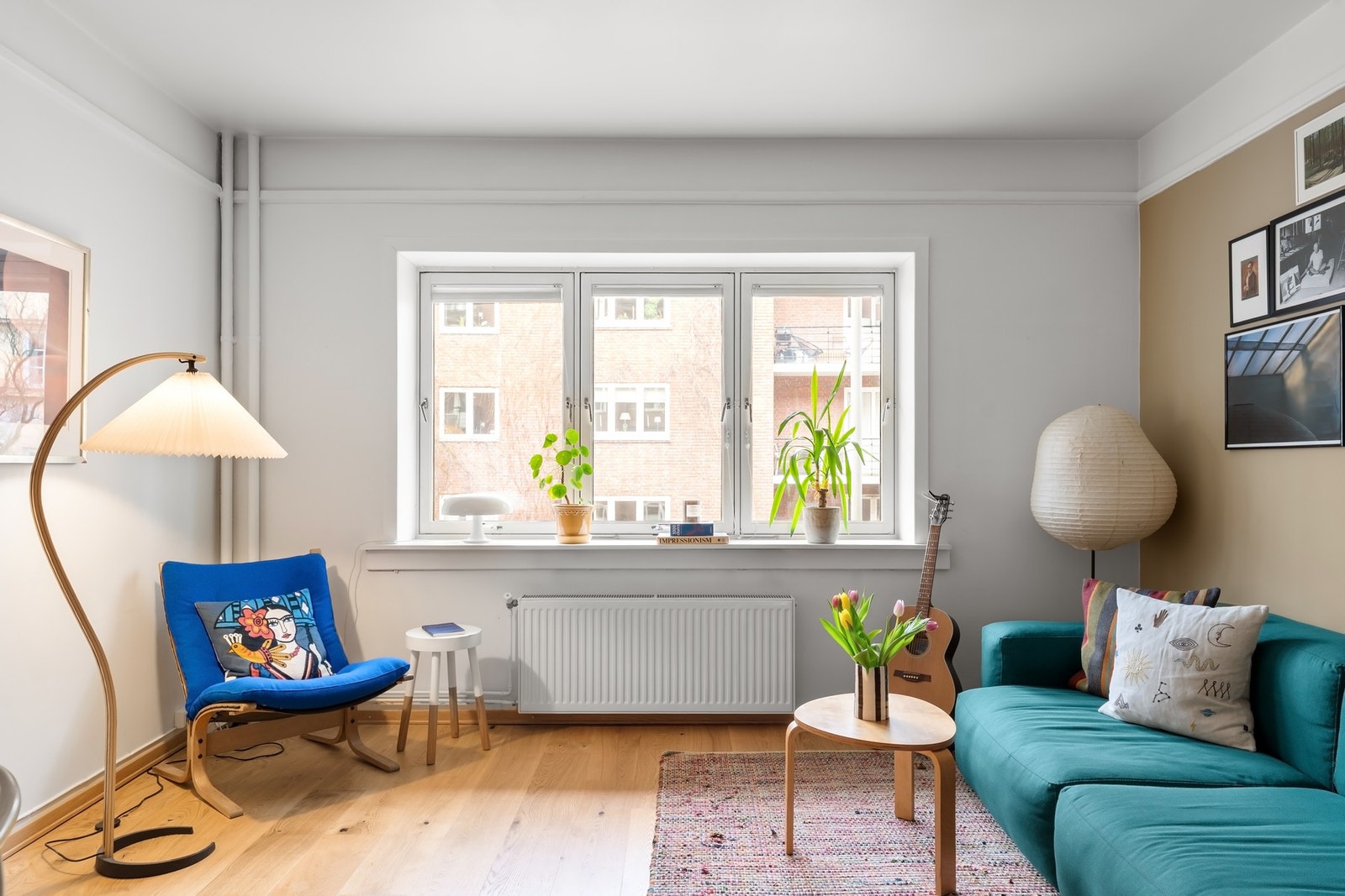 Store vindusflater som slipper inn godt med naturlig lys Galleribilde