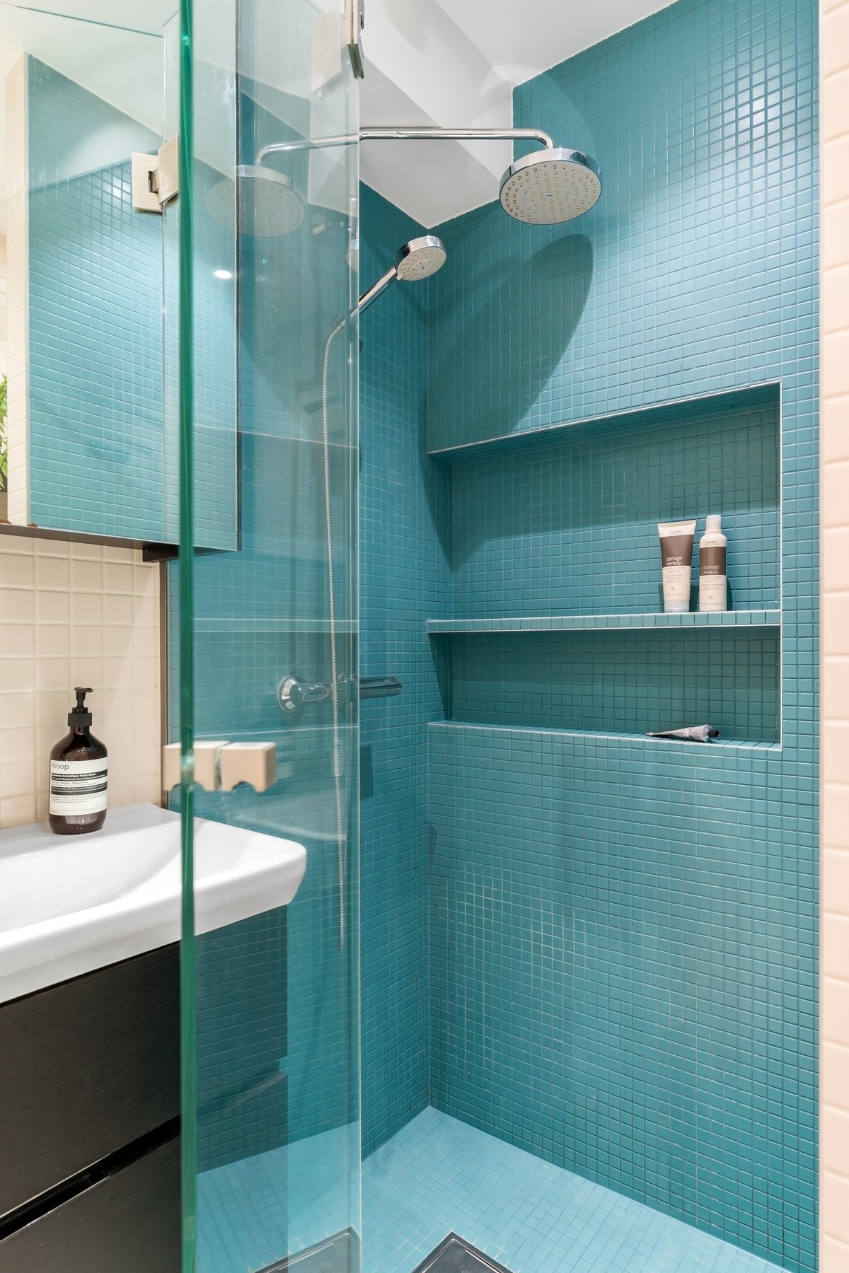 Baderommet er tegnet interiørarkitekt med fine detaljer Galleribilde