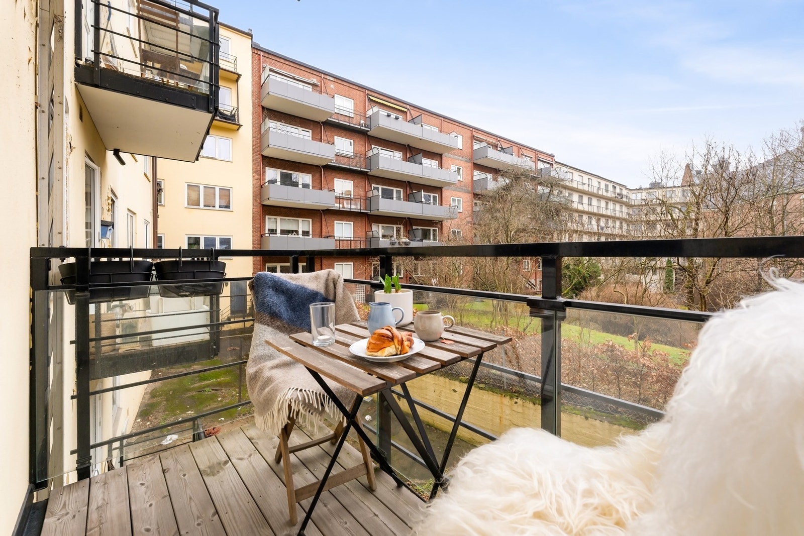 Balkongen vender mot stille og rolig bakgård Galleribilde