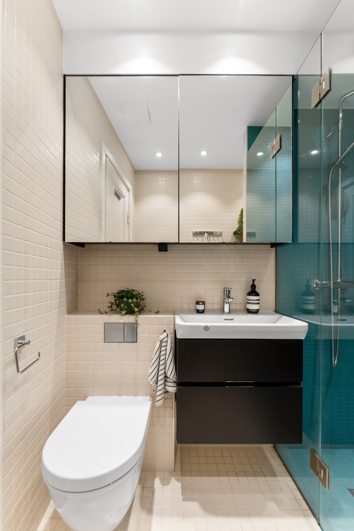 Utstyrt med varmekabler, downlights, vegghengt toalett og dusjhjørne Galleribilde