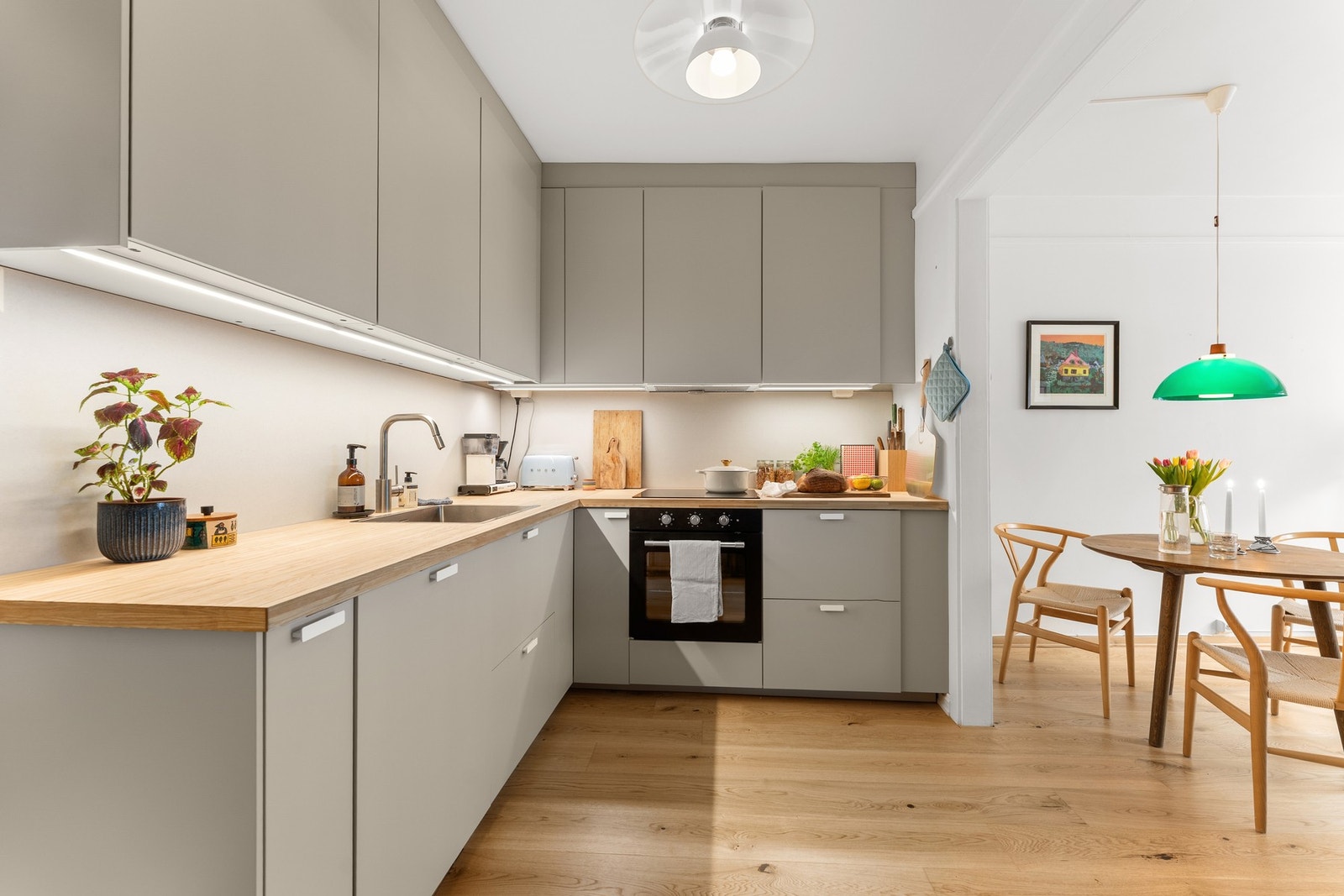 Innredningen er utstyrt med Integrert oppvaskmaskin,
induksjonstopp og stekeovn samt avsatt plass til frittstående kjøle-/fryseskap Galleribilde