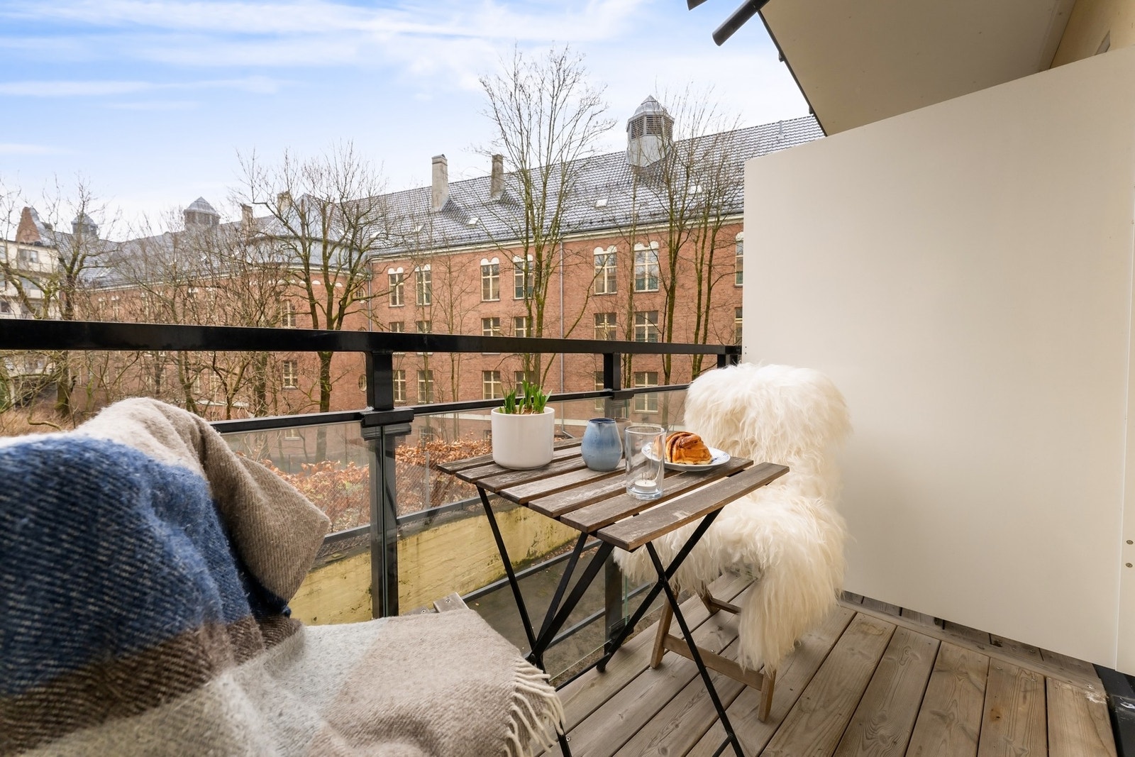 Balkong med plass til utemøblement Galleribilde