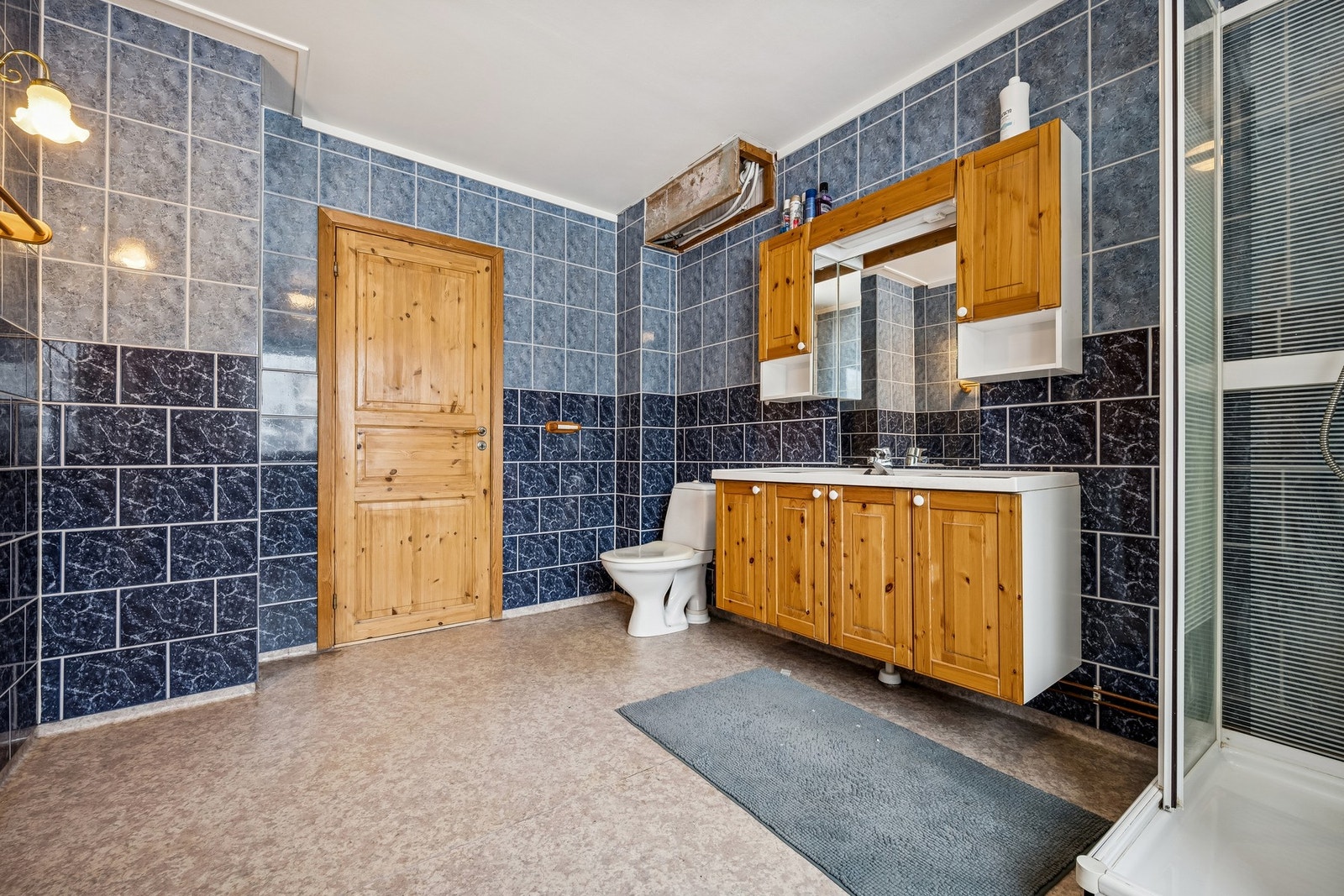 Boligen har et romslig bad i boligens 1.etg. Galleribilde