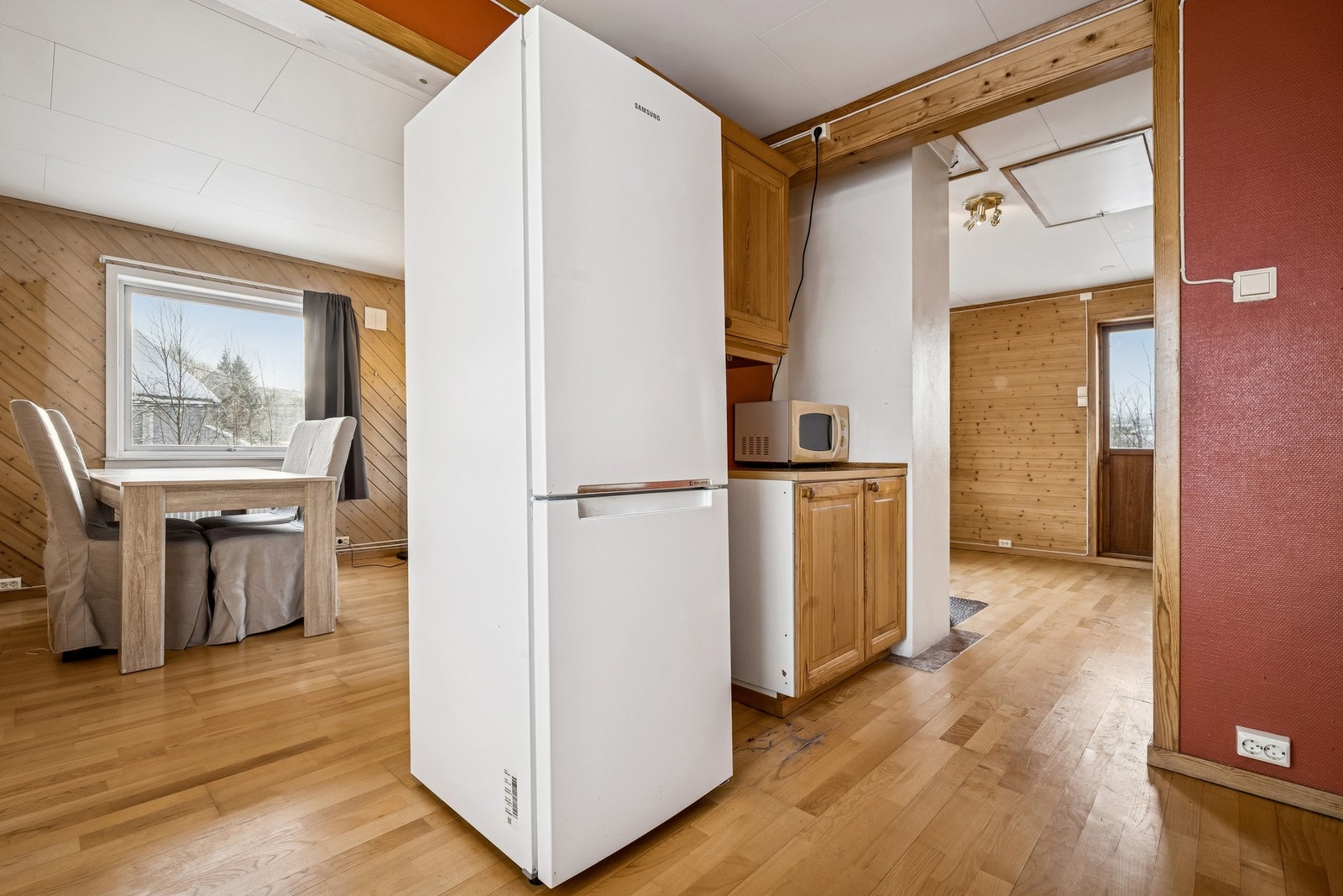 God flyt mellom kjøkken og spisestue Galleribilde