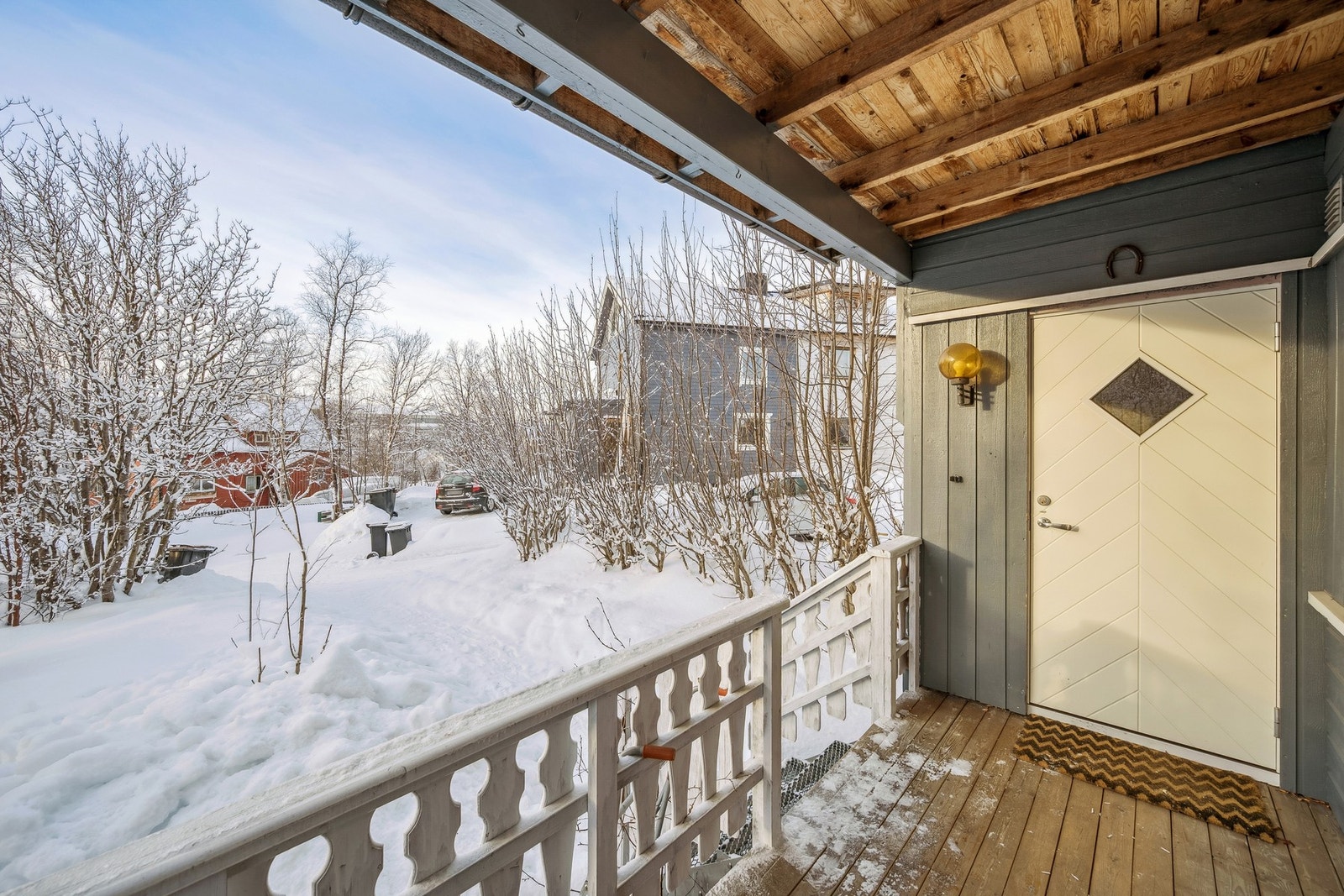 Skjermet og funksjonelt inngangsparti med overbygg og liten terrasse Galleribilde