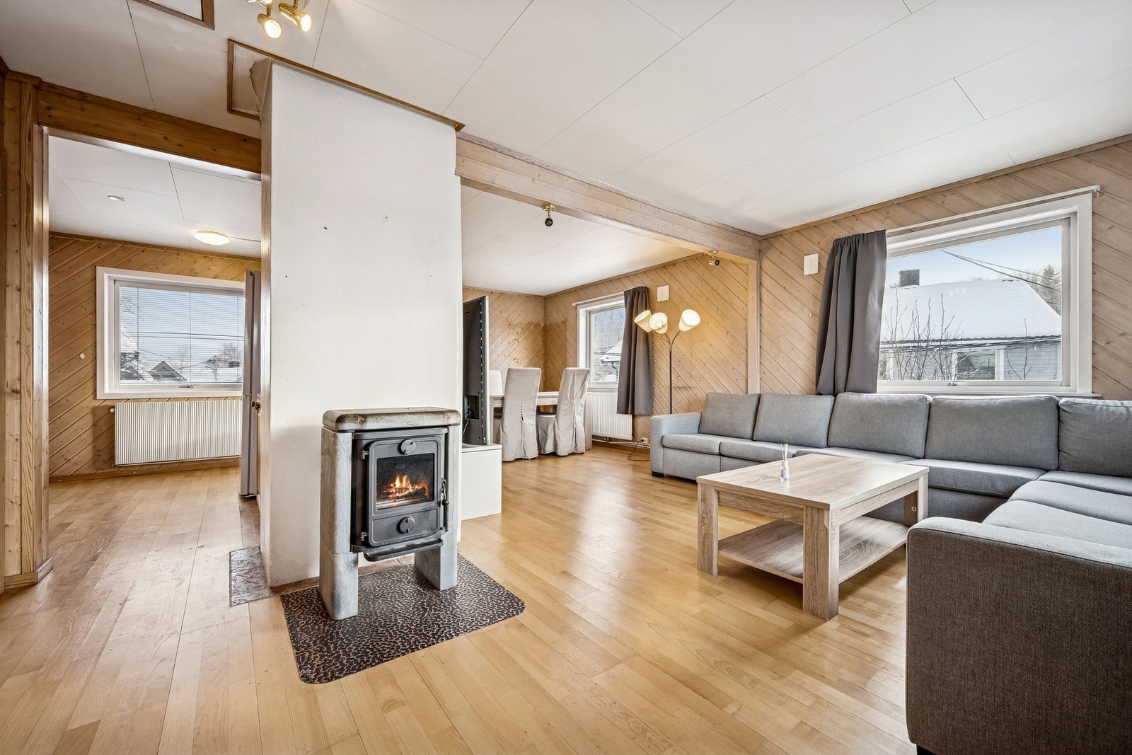 Luftig oppholdsrom med flere brukssoner som gir fleksible møbleringsmuligheter Galleribilde