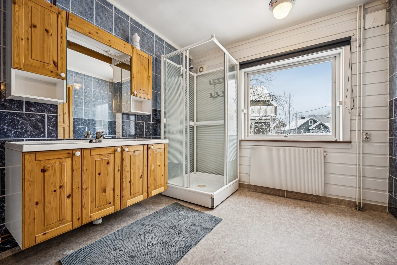 Badet har gulvvarme, frittstående toalett og dusjkabinett Galleribilde