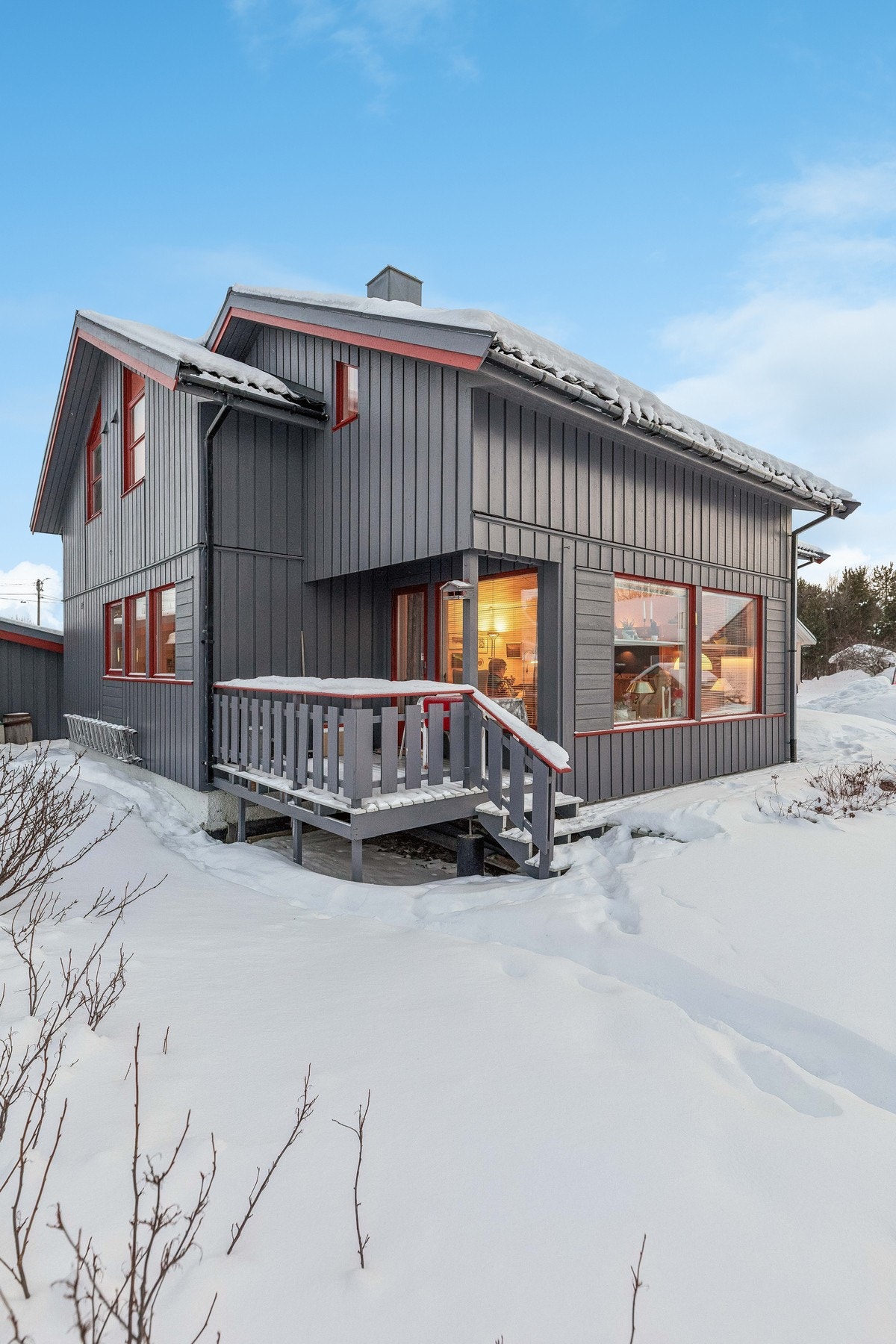En stor og innholdsrik familiebolig over to plan med en praktisk planløsning Galleribilde