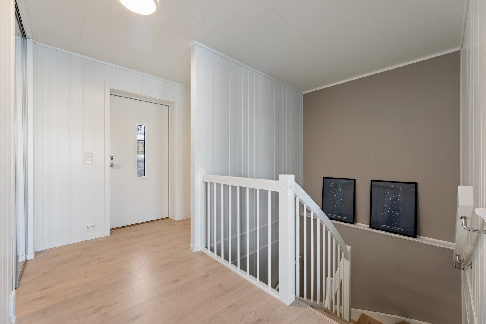 Vel inne blir man møtt av en lys entré som gir et godt førsteinntrykk av boligen. Galleribilde