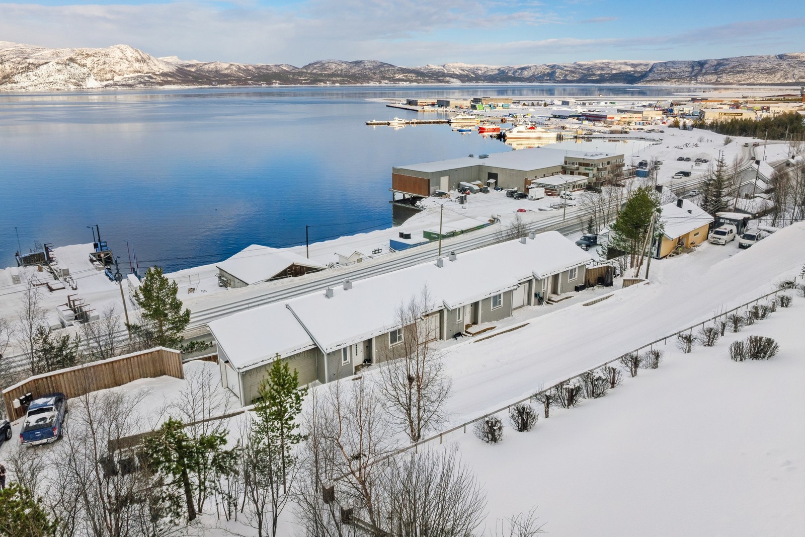 Eiendommen har en sentral beliggenhet i Bukta, et veletablert og barnevennlig boligområde i Alta. Galleribilde