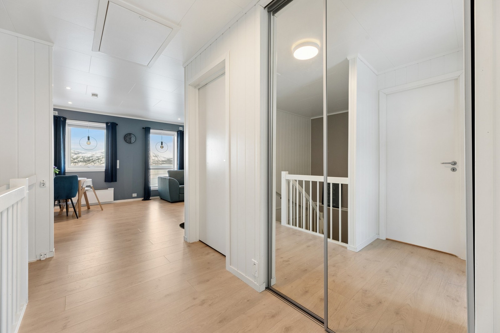 Her er det montert skyvedørsgarderobe for praktisk oppbevaringsplass. Galleribilde