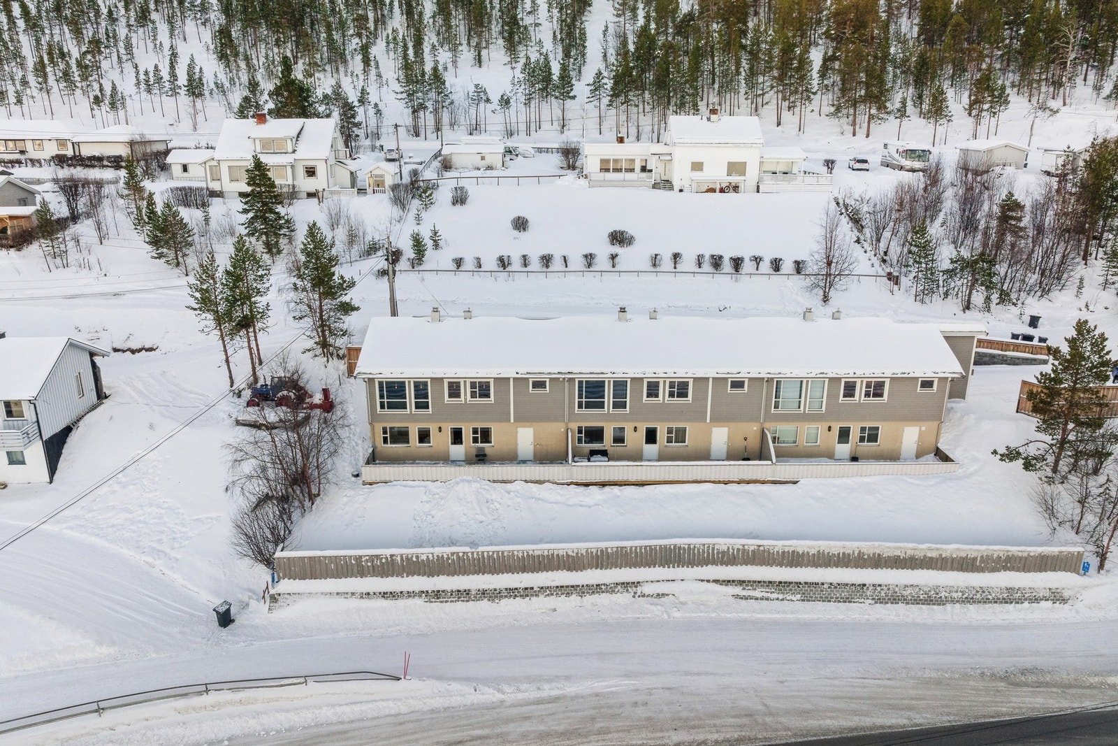Eiendommen ligger i et etablert område med nærhet til både barnehager, skoler og gode kollektivforbindelser. Galleribilde