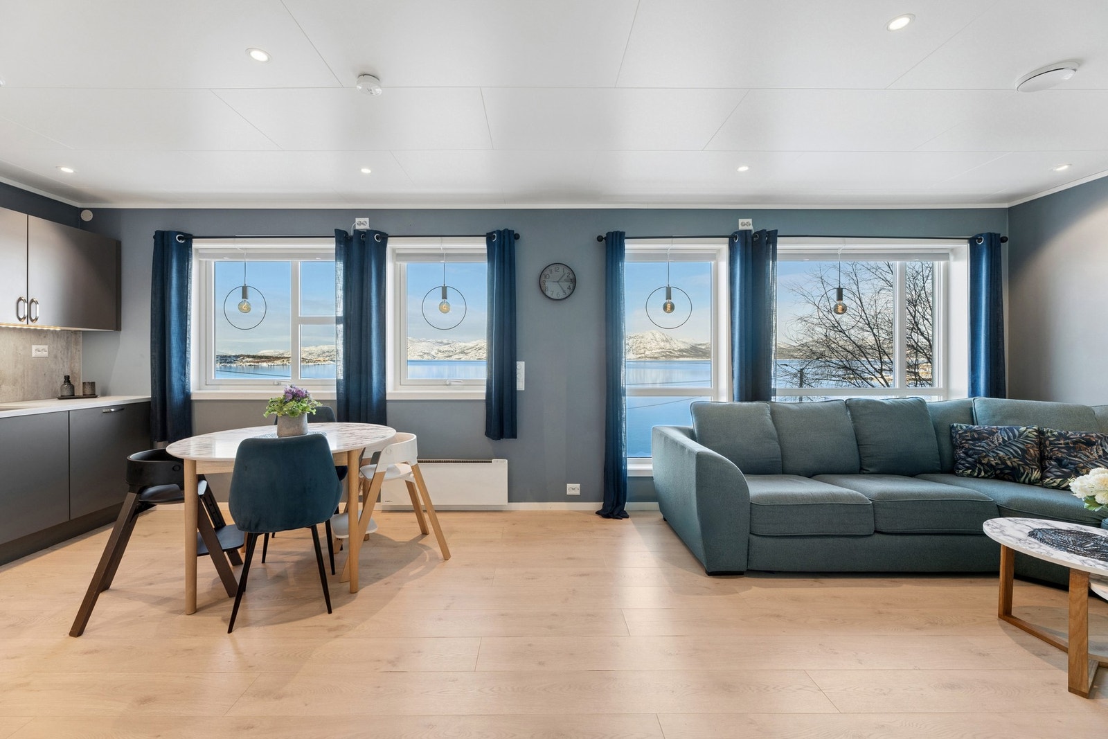 Det er god plass til et spisebord med tilhørende stoler. Galleribilde