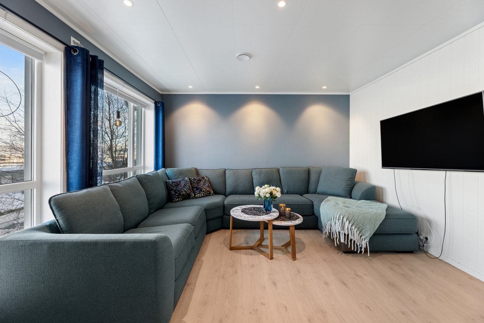 Det er god plass til en sofagruppe og TV med tilhørende møblement. Galleribilde
