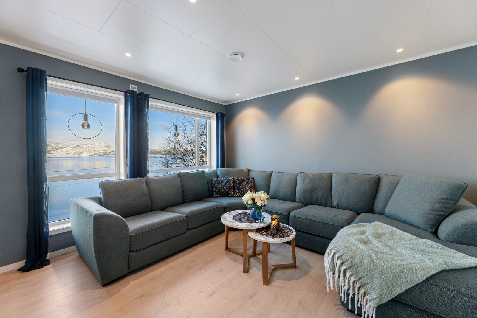 Fra stue er det en nydelig utsikt over Altafjorden. Galleribilde