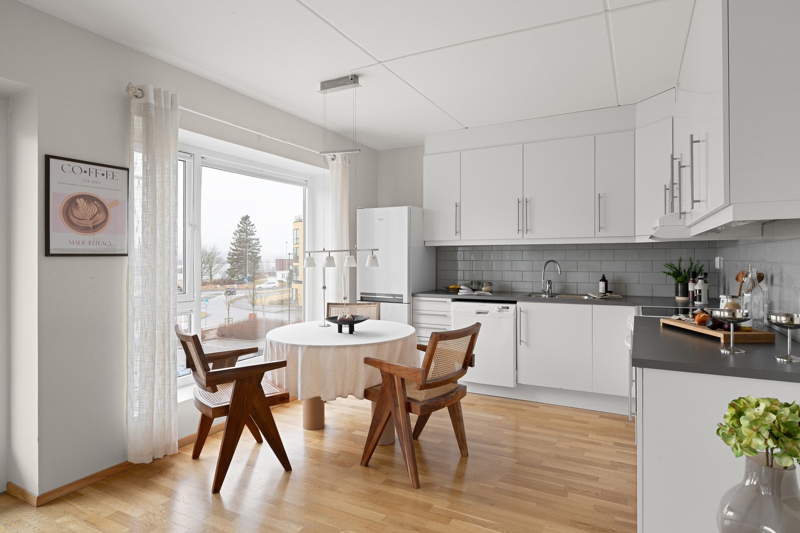 Kjøkkenet har godt med skap- og benkeplass til matlaging og lagring av diverse matvarer. Galleribilde