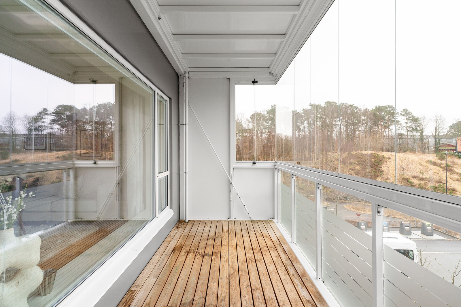 Balkongen har god plass til diverse utemøbler og planter. Galleribilde