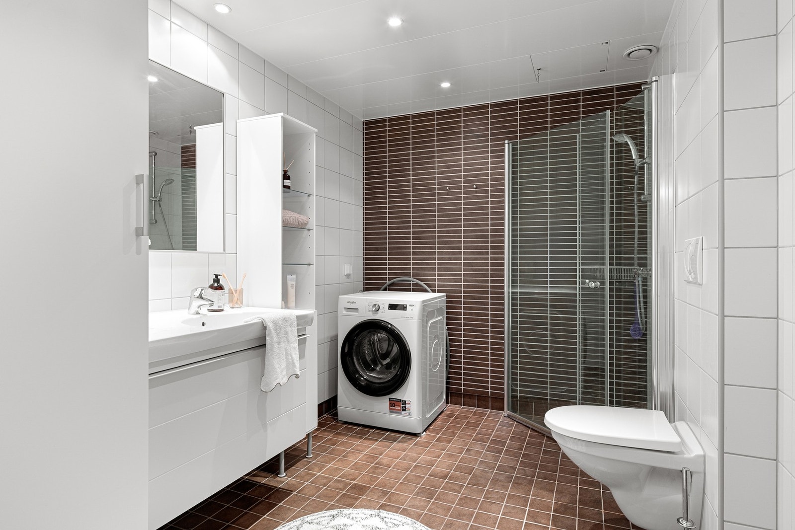 Leilighetens bad er helfliset med gulvvarme. Innredningen på badet består av servant, høyskap og speil. Galleribilde