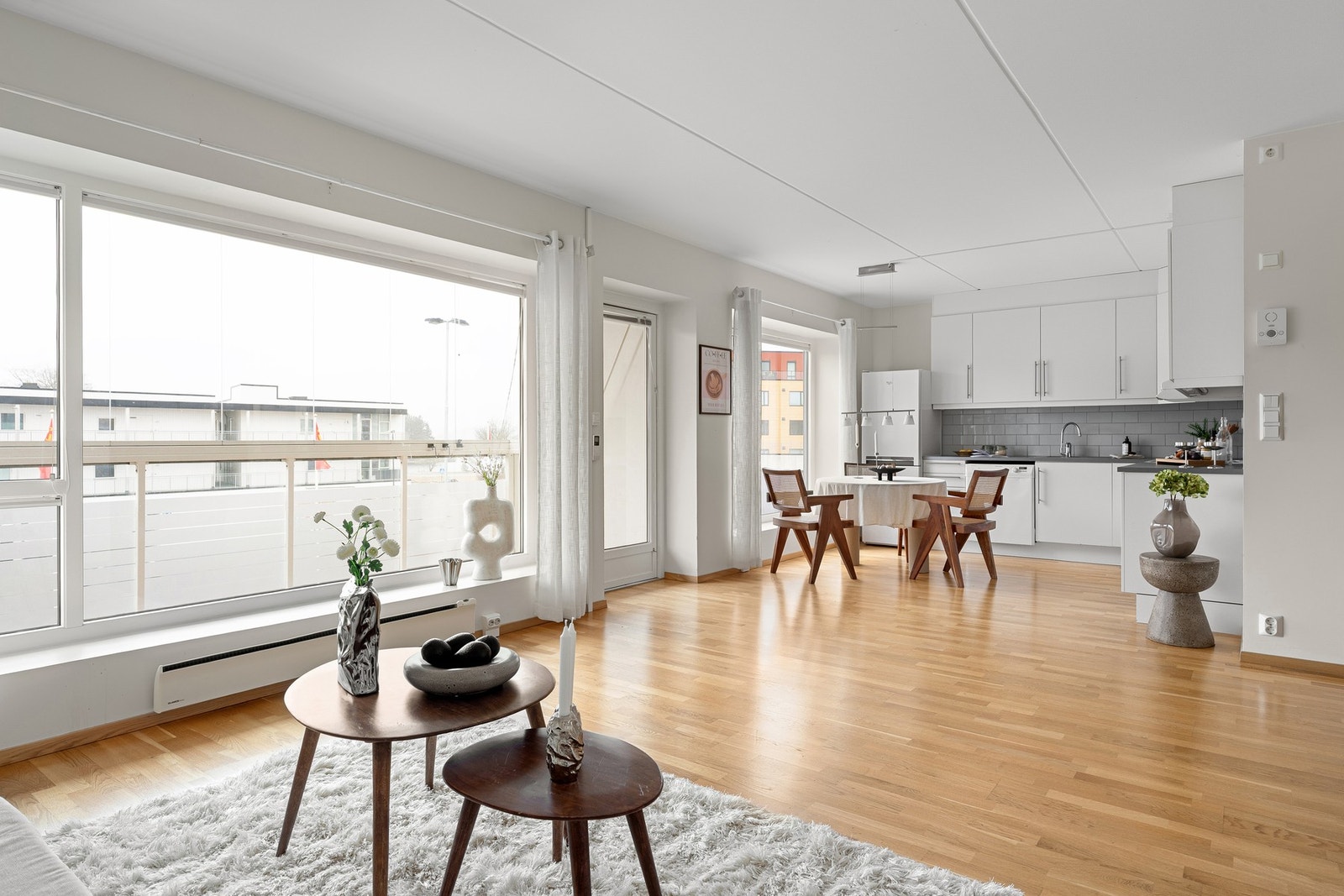 Stuen er av god størrelse med store vindusflater som slipper inn rikelig med naturlig lys, samt utgang til en innglasset balkong. Galleribilde