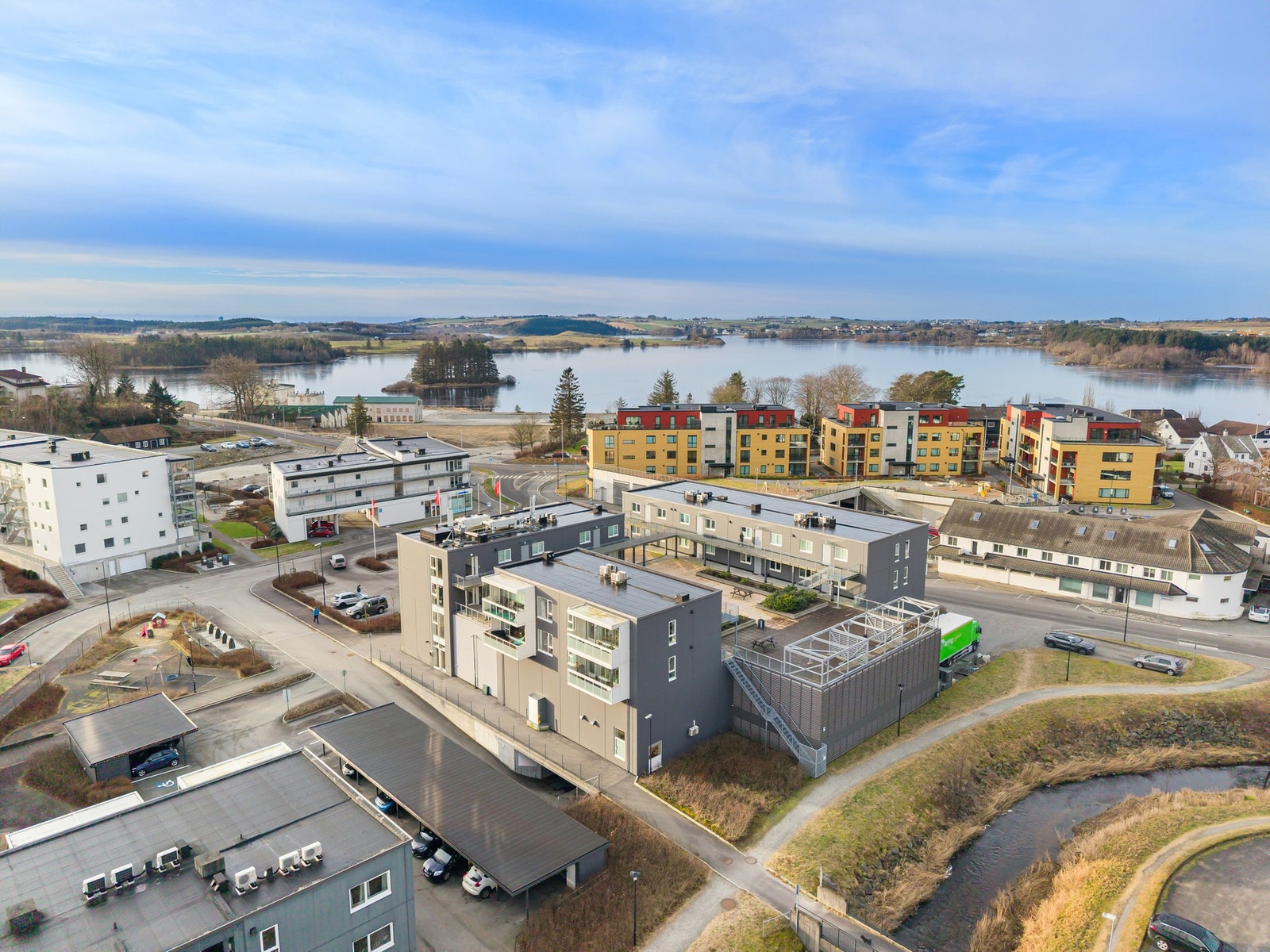 Med Stemmen som nabo har man direkte tilgang til flotte friområder med blant annet herlig grillplass, gapahuk, lekeplasser, sandstrand og badeplass med trivelig brygge. Galleribilde