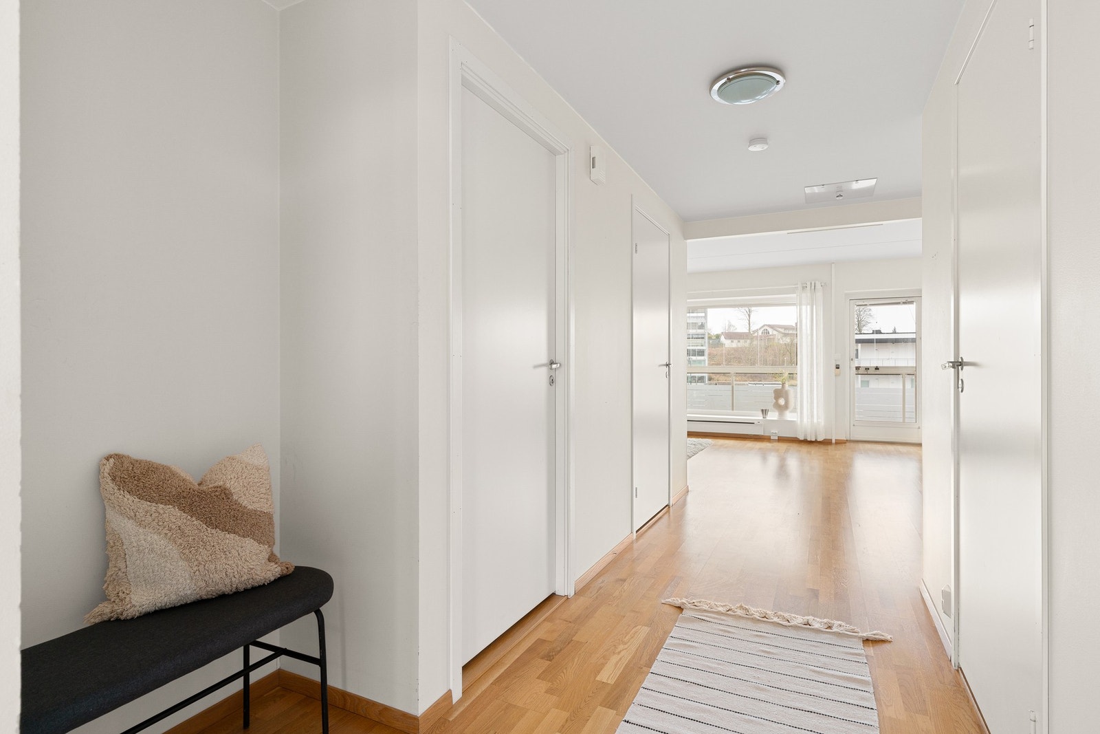 Leiligheten ligger flott til i 2.etasjen. Entreen har parkett på gulv og malte overflater. Galleribilde