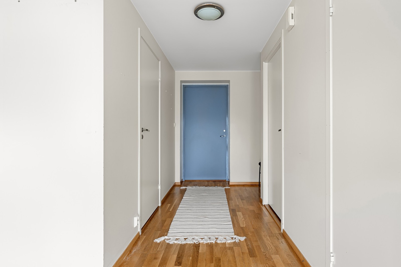 Rommet har god plass til garderobeløsning til oppheng av yttertøy og sko. Galleribilde